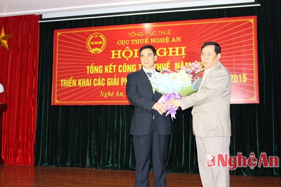 Đại diện Tổng cục thuế tặng hoa chúc mừng ông Hà Lê Dũng mới được bổ nhiệm Phó Cục trưởng Cục Thuế.