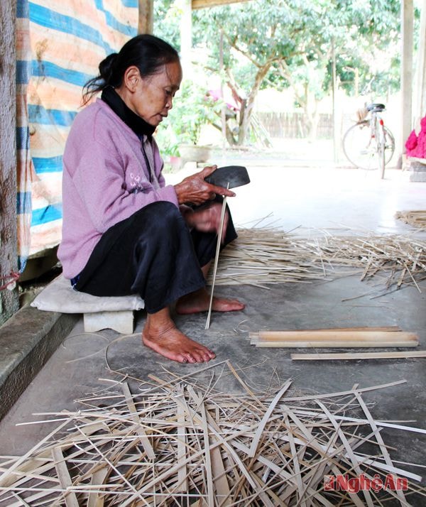 Chẻ nứa lùng làm tăm hương.