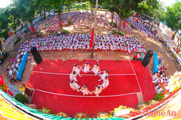 Tác phẩm “Chào năm học mới tại Trường Tiểu học Hưng Dũng, TP. Vinh”  của Nguyễn Quốc Hoàng.