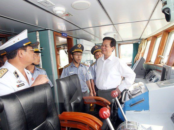   Thủ tướng Nguyễn Tấn Dũng thăm tàu kiểm ngư. (Ảnh: Đức Tám/TTXVN)