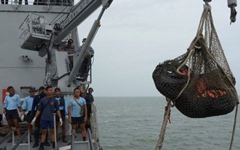 Hải quân Indonesia tham gia hoạt động trục vớt thi thể nạn nhân máy bay AirAsia ngày 3/1 (ảnh: Reuters)