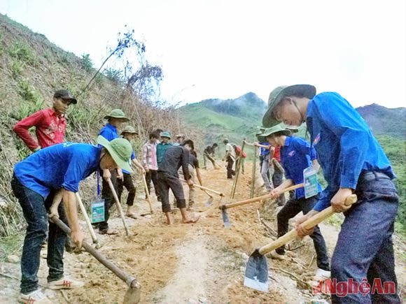 Sinh viên Trường Đại học SPKT Vinh trong chiến dịch tình nguyện “mùa hè xanh” năm 2013.