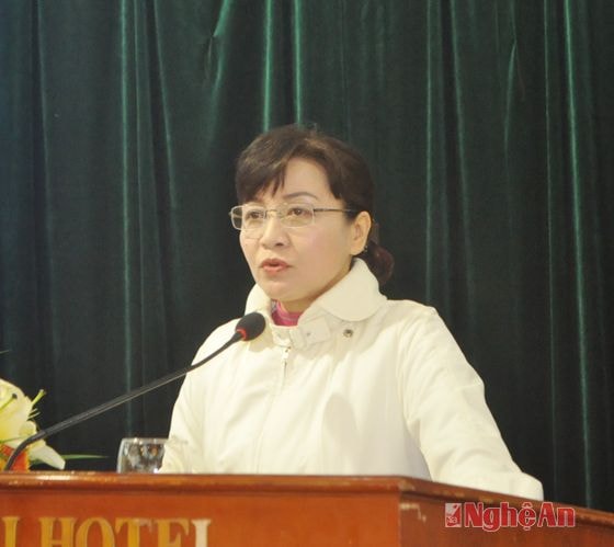 Chủ tịch Hội LHPN tỉnh Lê Thị Tám phát biểu định hướng một số nội dung cần tập trung thảo luận tại hội nghị