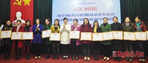 Lãnh đạo Hội LHPN tỉnh trao tặng Giấy khen cho các tập thể tiêu biểu năm 2014