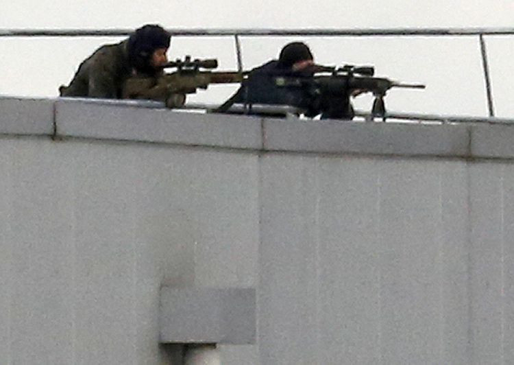 Các tay súng bắn tỉa tại một tòa nhà ở Dammartin-en-Goele. Ảnh: Eric Gaillard