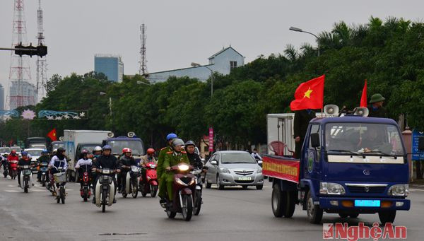 Ngay sau lễ ra quân, các lực lượng tỏa ra khắp các tuyến đường ở thành phố Vinh, giải tỏa vi phạm hành lang an toàn giao thông.