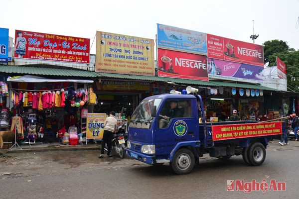 Khu vực Chợ Quán Lau, phường Trường Thi được xem là điểm nóng về tình trạng tái lấn chiếm. Các lực lượng phối hợp vừa  tuyên truyền vừa kiên quyết giải tỏa các hộ dân vi phạm.