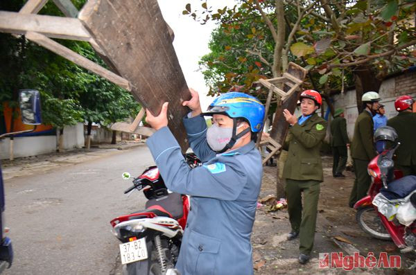 Nhiều hộ vi phạm bị lực lượng thanh tra đô thị, quy tắc đô thị thu giữ bàn ghế, phong bạt, ô dù.