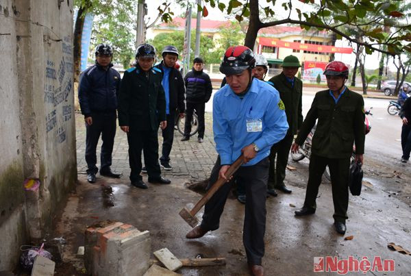 Một số hộ dân xây dựng các công trình trái phép bị lực lượng chức năng phá bỏ.