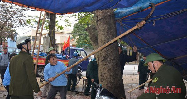 Trên đường Phan Đăng Lưu có một dãy ki ốt bán bia có nhiều hành vi vi phạm hành lang an toàn giao thông.