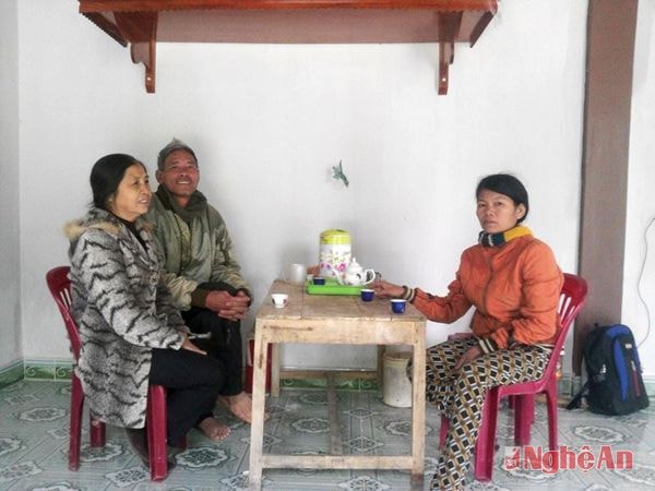 Chị Mai Thị Hà (bên  phải) trong căn nhà mới của mình.