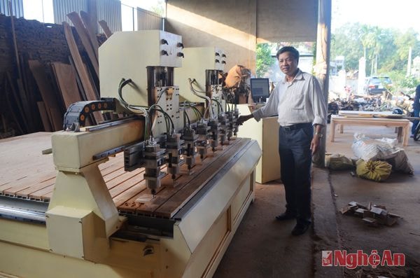 CCB Trần Ngọc Sơn vận hành máy chạm khắc gỗ.