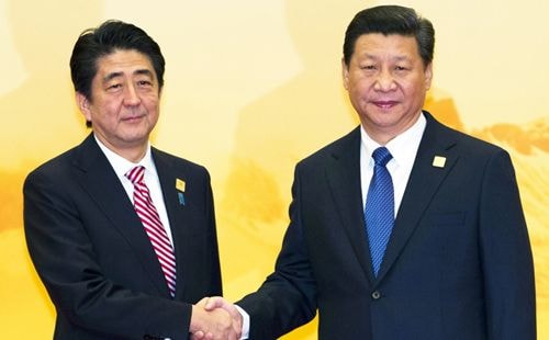 Thủ tướng Nhật Shinzo Abe (trái) và Chủ tịch Trung Quốc Tập Cận Bình