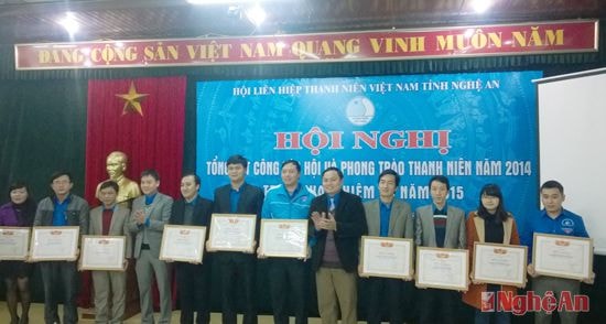 Tặng cờ thi đua cho 7 đơn vị xuất sắc trong công tác Hội và phong trào thanh niên