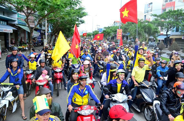 Trước trận đấu, khoảng 3 nghìn CĐV xứ Nghệ ở Đà Nẵng đã có màn diễu hành ấn tượng