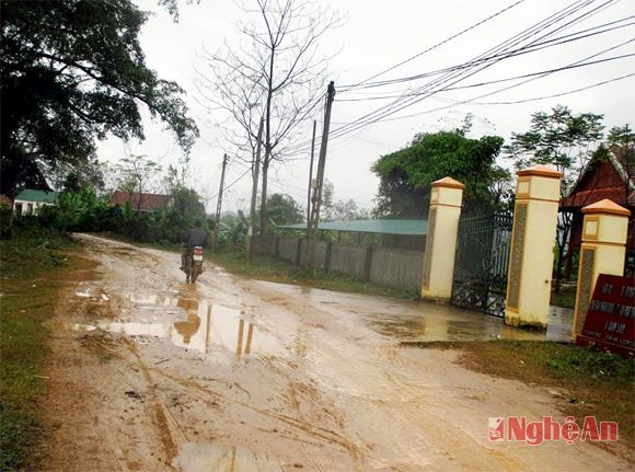 Những vũng lầy trước trụ sở UBND xã Cam Lâm trong đợt mưa  vừa qua