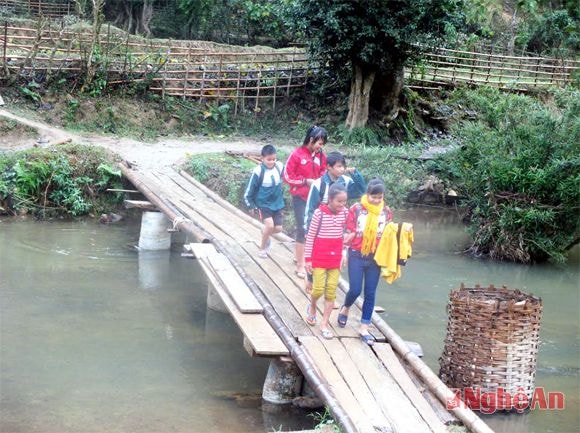 Học sinh bản Bạc Sơn, đi học trên cầu tạm.