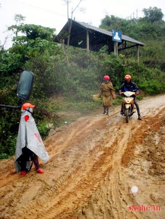 Con đường xuống bến đò bản Yên Hòa (Lạng Khê) trơn và lầy