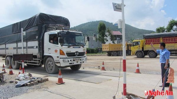 Cân kiểm tra trọng tải xe tại trạm cân Diễn Châu. Ảnh: N.L