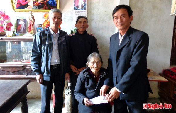 Lãnh đạo xã Quỳnh Hưng (Quỳnh Lưu) tặng quà Tết cho người nghèo.