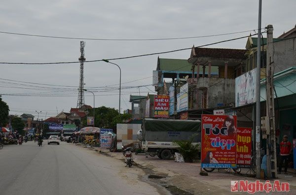 Điểm giao nhau giữa quốc lộ 1A, đường Quán Hành - Chợ Sơn và đường sắt Bắc - Nam ở huyện Nghi Lộc đang là điểm nóng về tình trạng vi phạm hành lang an toàn giao thông.