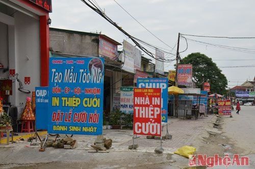 Các bảng hiệu ngang nhiên đặt trên vỉa hè đoạn giáp ranh giữa đường Quán Hành - Chợ Sơn và quốc lộ 1A.