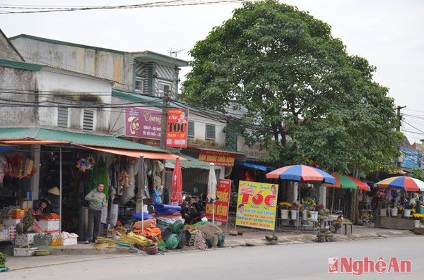 Cả dãy vỉa hè dài bị lấn chiếm.