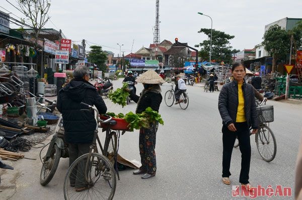 Lòng đường thành nơi họp chợ, buôn bán.