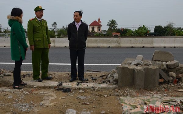 Đoàn công tác của Ban an toàn giao thông tỉnh kiểm tra, giám sát việc thực hiện giải tỏa vi phạm trên quốc lộ 1A đoạn thị trấn Quán Hành.