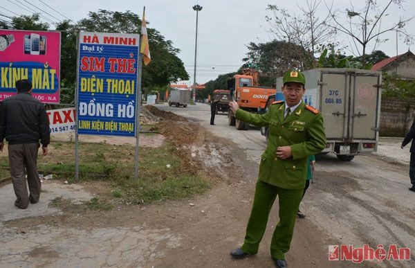 Thượng tá Nguyễn Cảnh Chanh, thành viên đoàn công tác đề nghị huyện Nghi Lộc tháo dỡ các biển hiệu vi phạm hành lang an toàn giao thông đoạn xã Nghi Thạch.