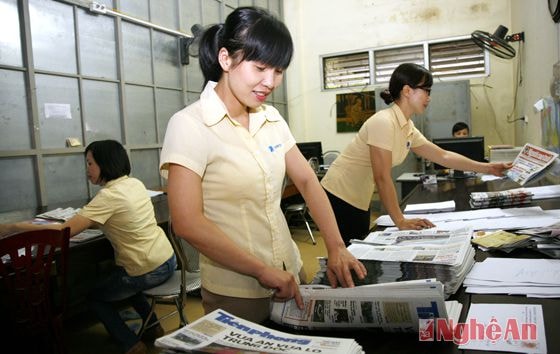 Nhân viên bưu điện chia báo để chuyển đến bạn đọc.Ảnh: p.v