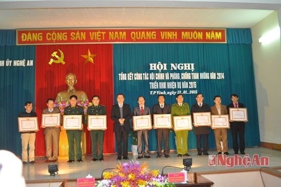 Trao Bằng khen cho các cá nhân có thành tích xuất sắc trong công tác Nội chính năm 2014