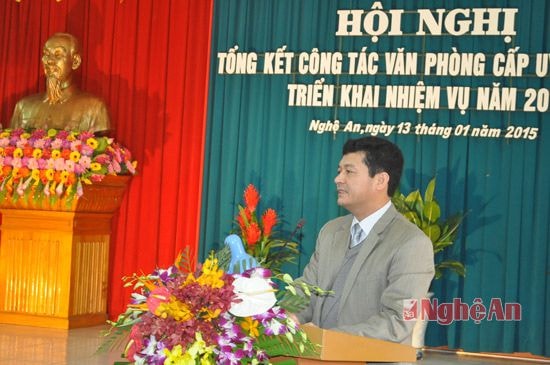 Đồng chí Phạm Trọng Hoàng - Phó Chánh Văn phòng Tỉnh ủy báo cáo kết quả công tác năm 2014 