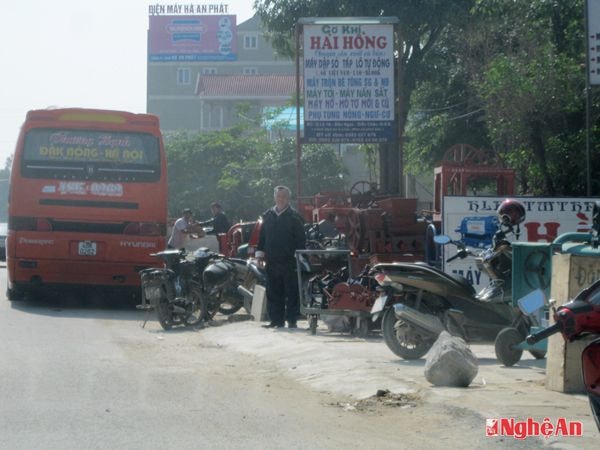 Xe dừng trả hàng, bắt khách dọc vỉa hè