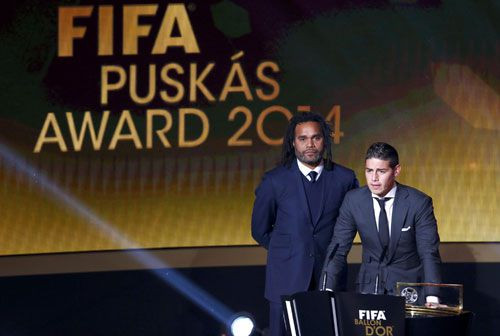 James (phải) nhận giải thưởng Pha làm bàn đẹp nhất năm 2014 từ danh thủ Pháp Christian Karembeu. Ảnh: Reuters.