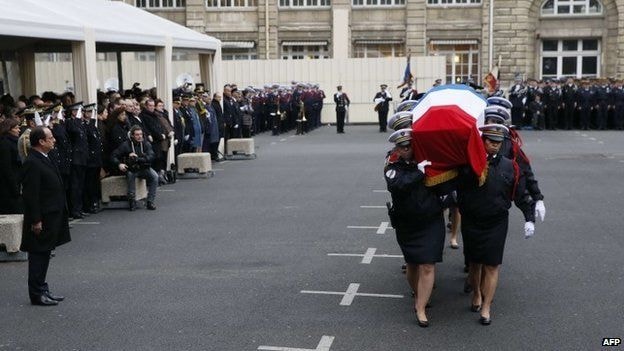 Tổng thống Pháp Francois Hollande dành cho các sỹ quan hy sinh nghi thức danh dự nhất của nước Pháp. Ảnh: AFP