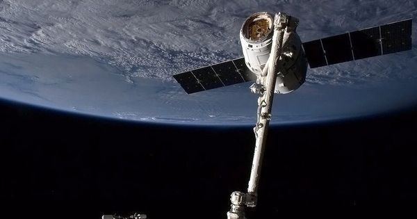 Buồng du hành Drangon “cập bến” tại Trạm ISS. Ảnh: Internet