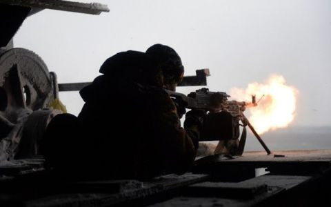 Binh sĩ Ukraine nổ súng tấn công phe đối lập (Ảnh AP)