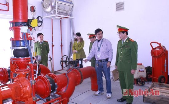 Cán bộ phụ trách an ninh của Trung tâm Metro Vinh giới thiệu hệ thống máy bơm PCCC