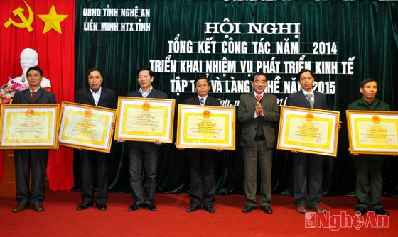 Đồng chí Hoàng Viết Đường trao Bằng công nhận làng nghề cấp tỉnh cho 7 làng nghề
