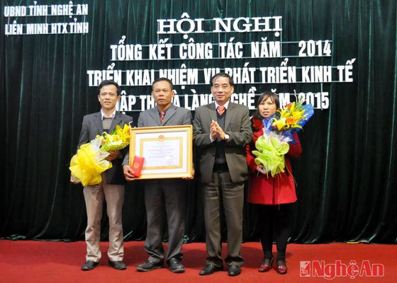 Đồng chí Hoàng Viết Đường Trao Huân chương lao động hạng 2 cho Công ty TNHH Lưu Hồng