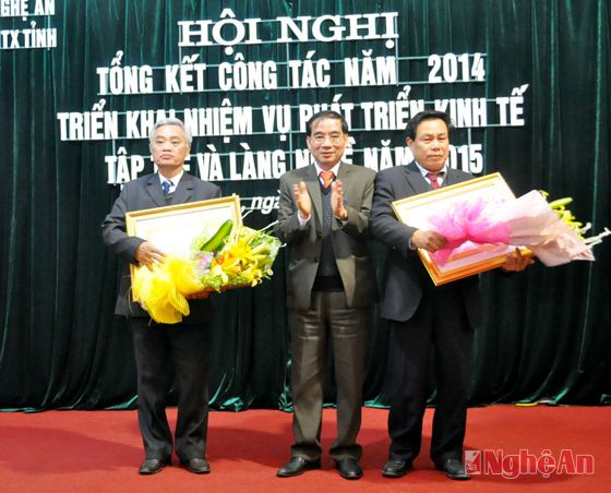 Trao Huân chương lao động hạng 2 cho ông Nguyễn Văn Bính nguyên Chủ tịch Liên minh HTX tỉnh; và Huân chương lao động hạng 3 cho ông Thái Đại Phong- giám đốc Công ty TNHH Đức Phong