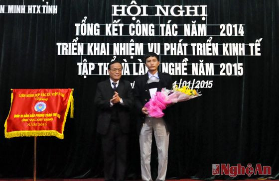 Ông Trần Văn Chương – Phó chủ tịch Liên minh HTX tỉnh trao cờ thi đua của Liên minh HTX Việt Nam cho HTX cổ phần Quyết Thành
