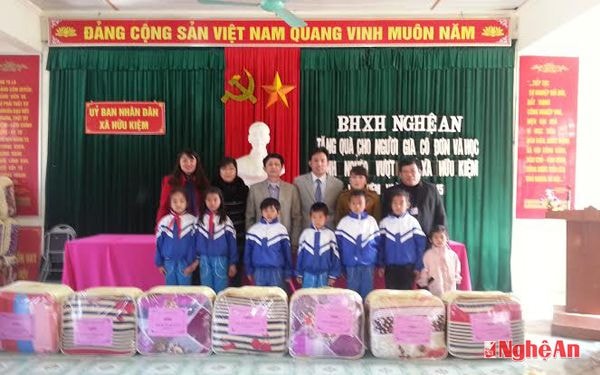 Trao quà cho các trẻ em nghèo