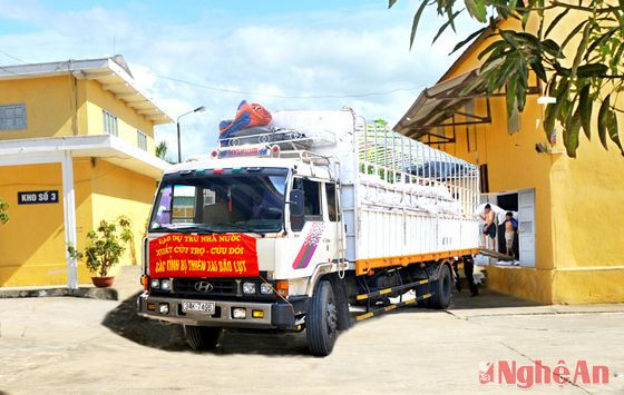 Chuyển hàng cứu trợ thiên tai tại kho Hưng Đông (TP. Vinh)