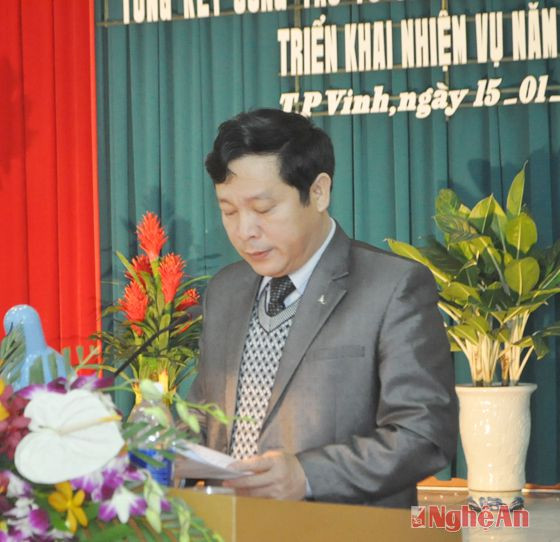 Phó Ban Tổ chức Tỉnh ủy Lê Quốc Khánh báo cáo kết quả công tác Tổ chức xây dựng Đảng năm 2014