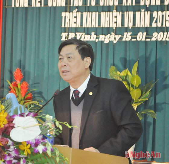 Đồng chí Trần Minh Huân - Hàm Vụ trưởng Vụ Địa phương I, Ban Tổ chức Trung ương phát biểu ghi nhận những kết quả trong công tác tổ chức, cán bộ của tỉnh năm 2014