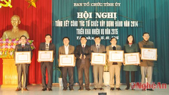 Đồng chí Nguyễn Hữu Lậm tặng Giấy khen cho 5 tập thể hoàn thành xuất sắc tiêu biểu năm 2014