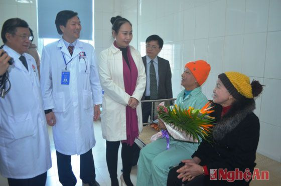 Đồng chí Đinh Thị Lệ Thanh chúc mừng bệnh nhân Nguyễn Thị An