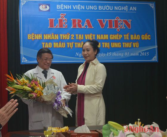 Đồng chí Đinh Thị Lệ Thanh chúc mừng PGS - TS Nguyễn Trung Chính